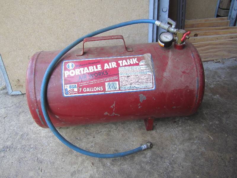 lot 29 image: Mid West Products Portable Air Tank...