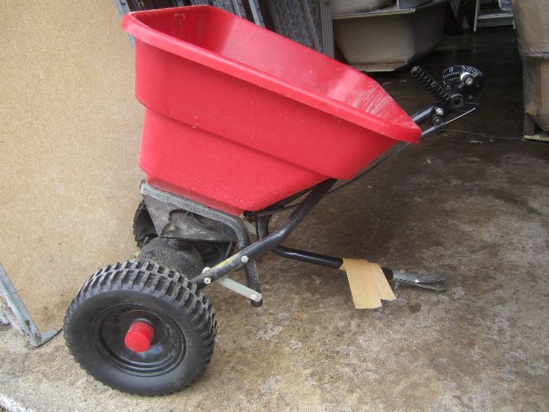 lot 34 image: Pull Behind EarthWay Ev-N-Spred See...