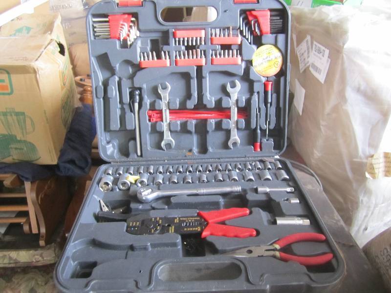 lot 39 image: Tool Set in a Case  RED...