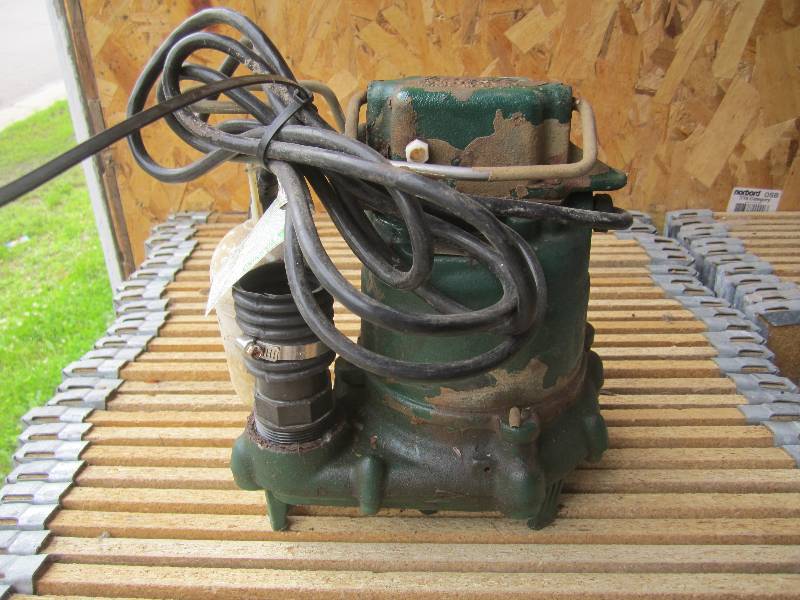 lot 53 image: Submersible Water Pump with Float  ...