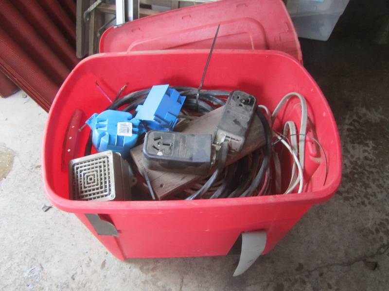 lot 62 image: Tote with Lid Full of Misc Electric...