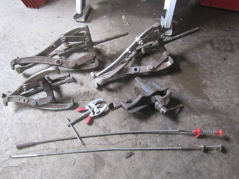 lot 87 image: Bench Vice and Misc Pullers  RED...