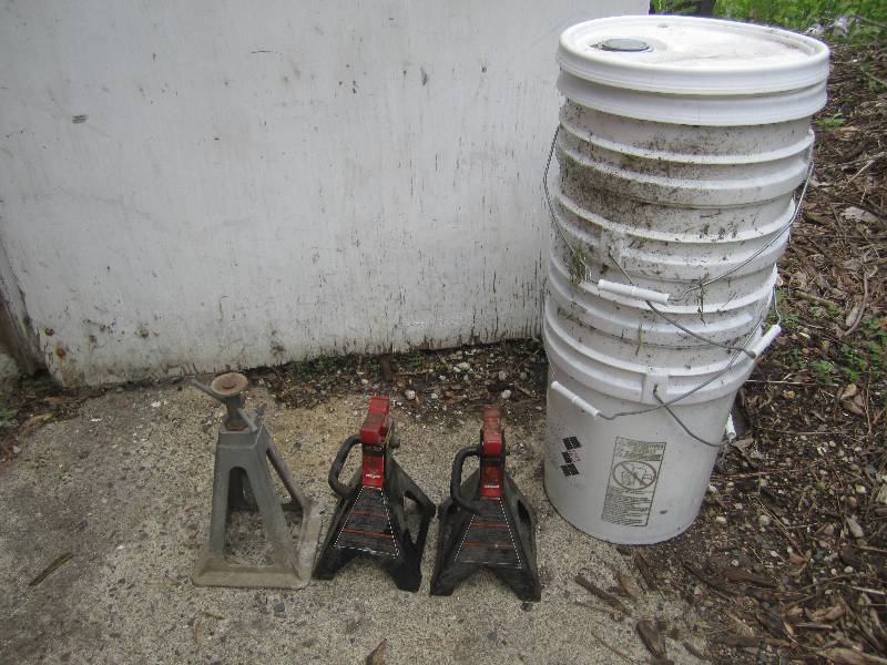 lot 88 image: 3 Jack Stands and 4 Buckets 2 Lids ...