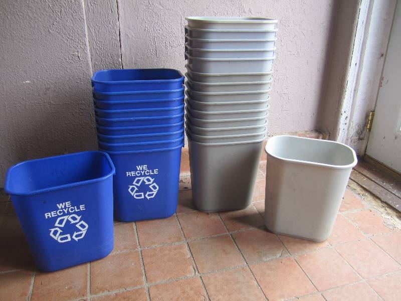 lot 175 image: 25 Trash Cans 15 Regular 10 Blue Re...