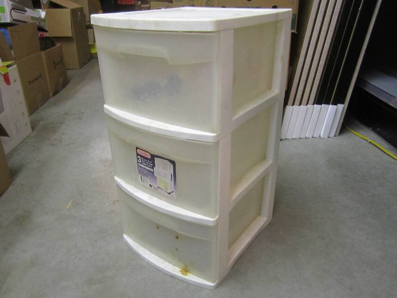lot 176 image: Sterilite 3 Drawer Cart  CS...