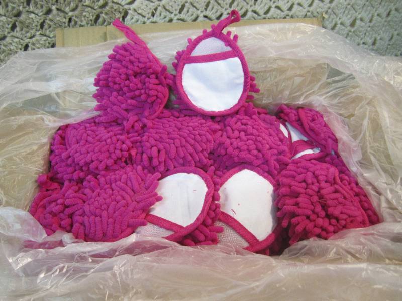 lot 197 image: Case of 200 Pink Frizzy Finger Dust...