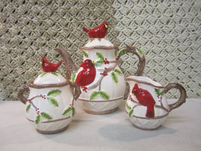 lot 208 image: 3-Piece Ceramic Cardinal Tea Set Te...