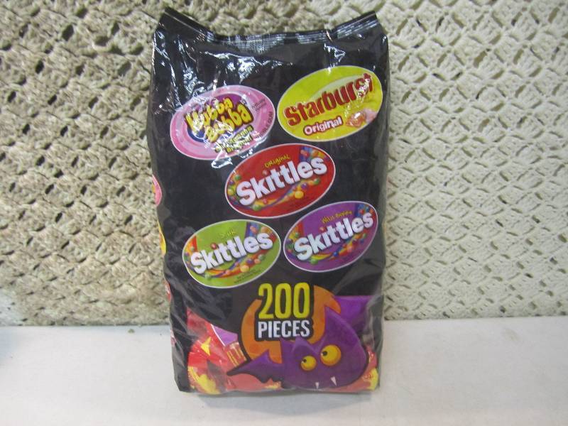 lot 233 image: Large Bag of Mixed Candy 200 Pieces...