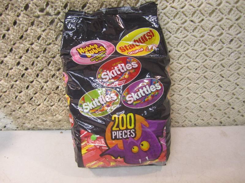 lot 234 image: Large Bag of Mixed Candy 200 Pieces...