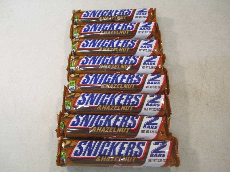 lot 290 image: 8 Snickers & Hazelnut 2 Bar Packs B...