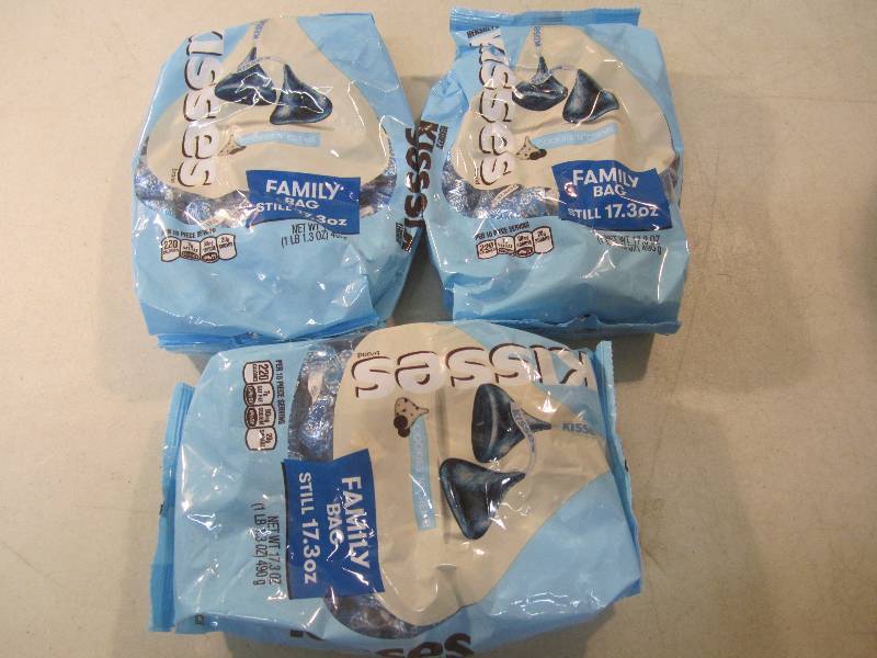 lot 323 image: 3 Bags of Hersheys Cookies N Crem...