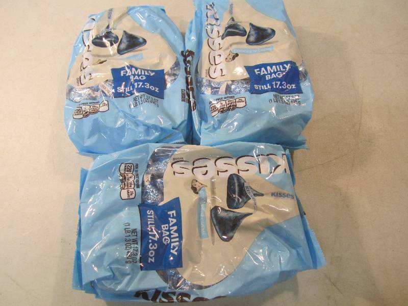 lot 324 image: 3 Bags of Hersheys Cookies N Crem...