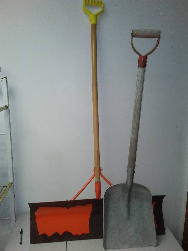 lot 73 image: snow shovels (2)
