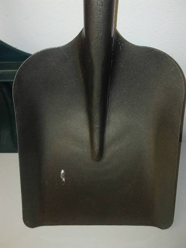 lot 75 image: snow shovels (2)