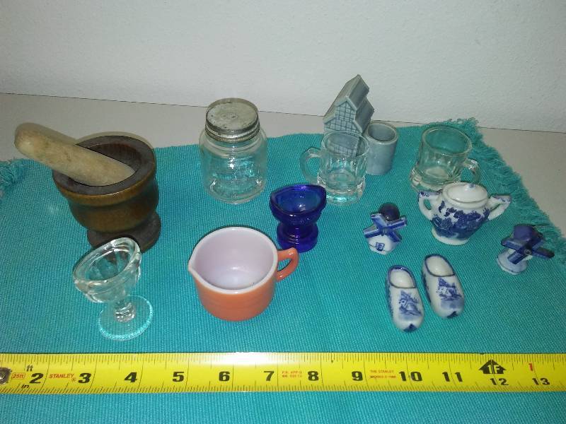 lot 98 image: Lot of miniatures