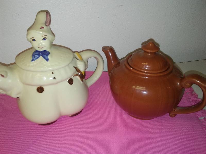 lot 113 image: Vintage Tom the Pipers son teapot