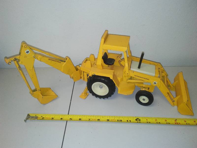 lot 117 image: Ertl International Harvester commercial utility tractor bucket and backhoe