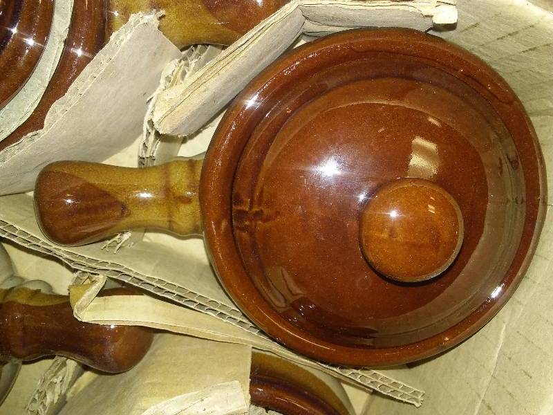 lot 129 image: Brownstone soup cups with covers (8) New in Box