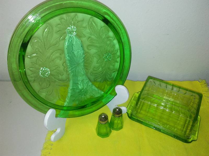 lot 150 image: Block Optic Green Depression Glass, SP, Butter , Platter