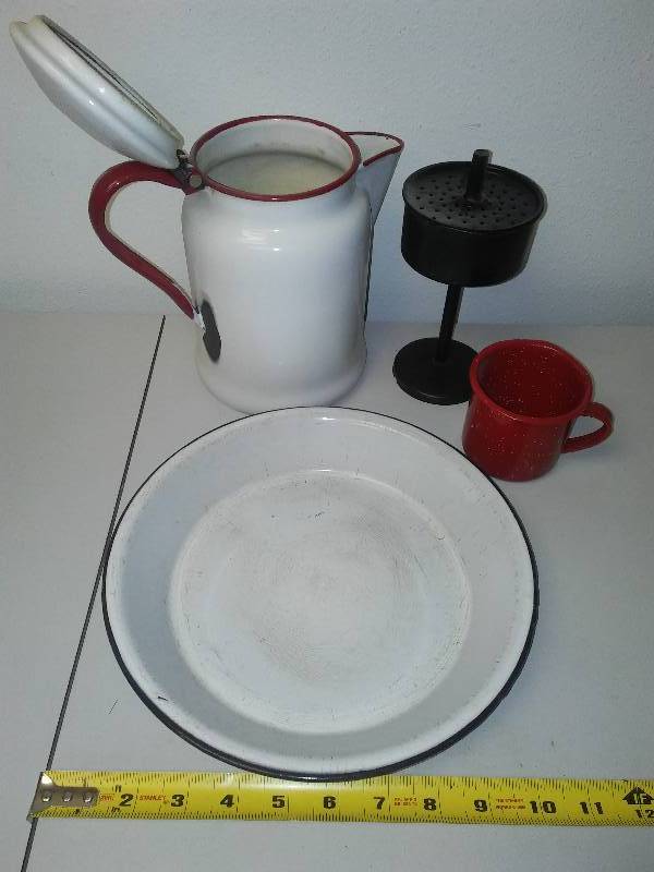 lot 161 image: Enamelware coffee pot cup and pie plate
