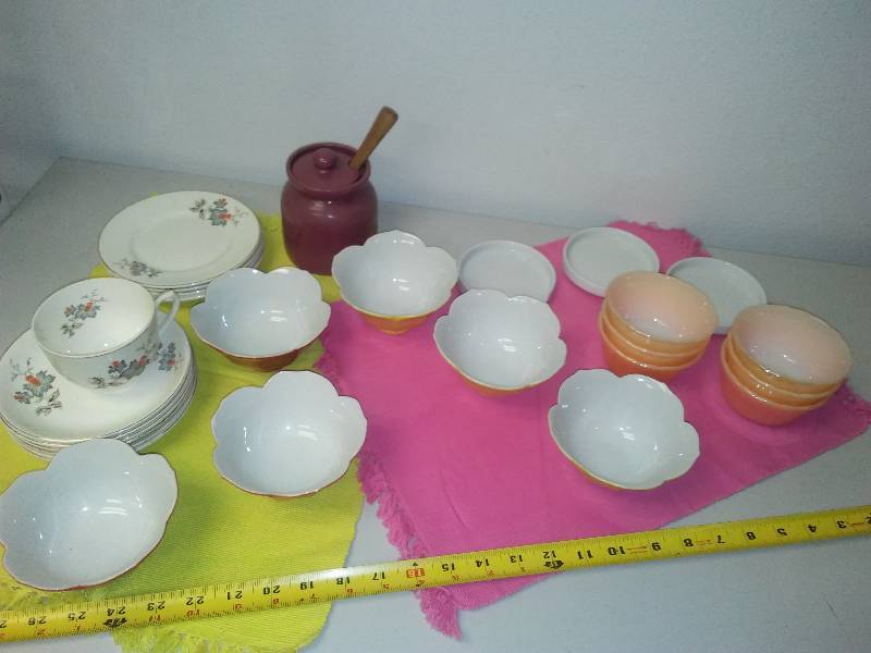 lot 197 image: Vintage Lotus and Fire King Bowls and more