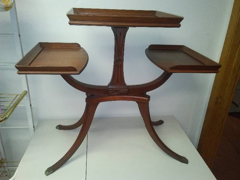 lot 200 image: fabulous three tier table, quality and style