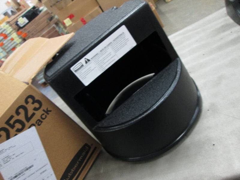 lot 32 image: Rubbermaid 2523 Rolling Step Stool,...