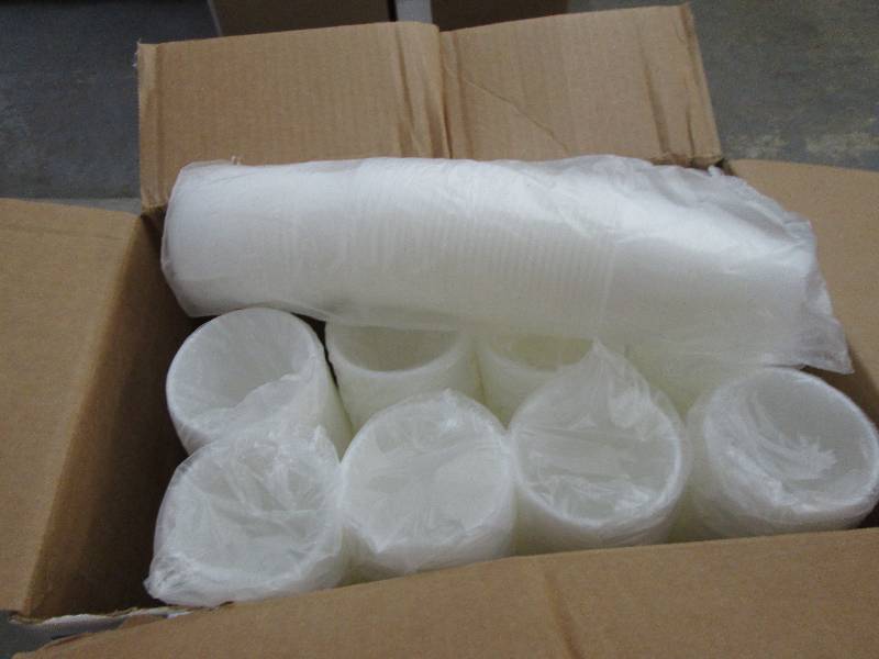 lot 33 image: 11 Sleeves of Solo 7 oz Plastic Col...