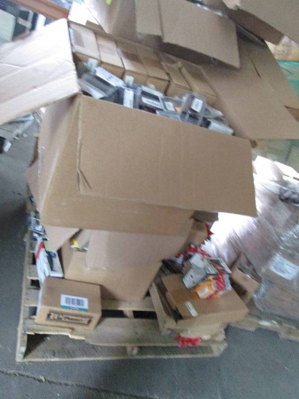 lot 185 image: Pallet of Assorted Electronic Acces...