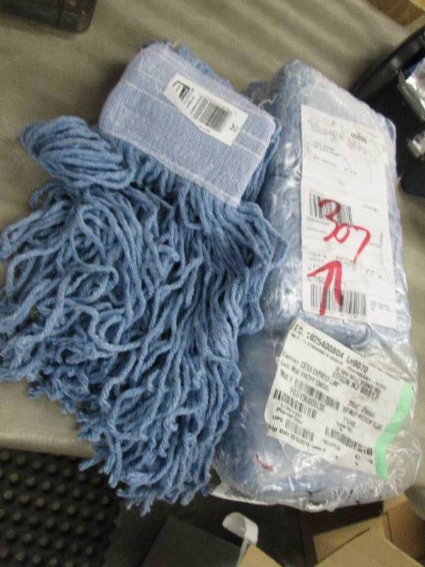 lot 215 image: Rubbermaid F136SBL Synthetic Wet Mo...