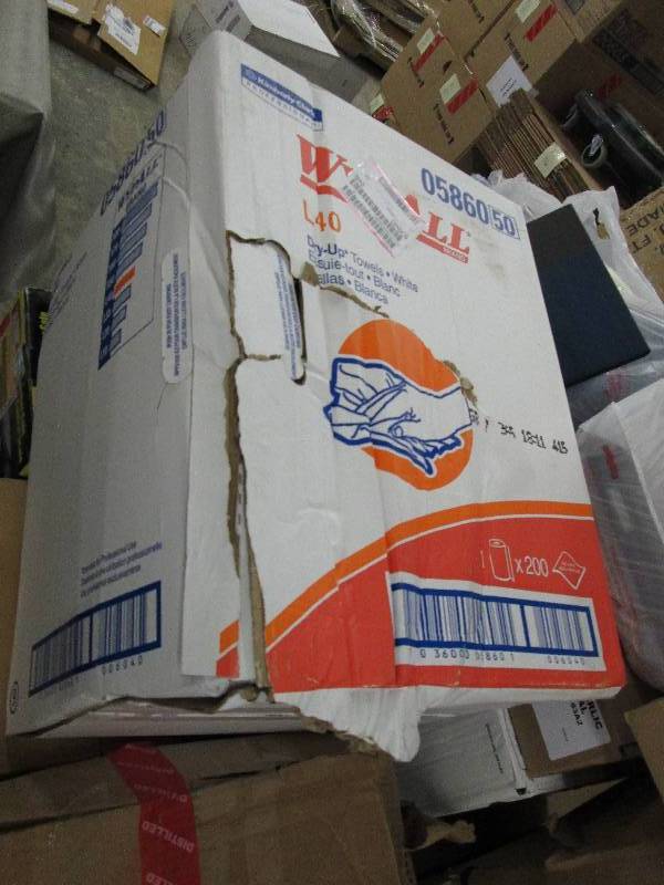 lot 222 image: WypAll L40 Disposable Cleaning and ...