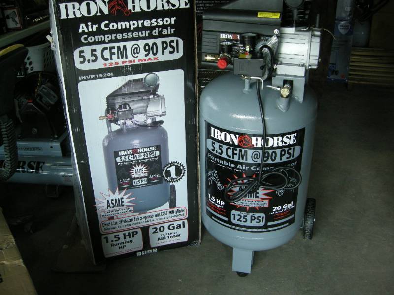 lot 40 image: Iron Horse 20 gallon Upright Air Compressor