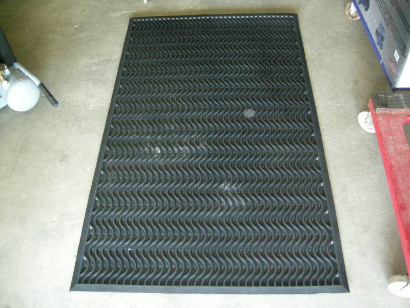 lot 110 image: 3x5 Rubber Anti-fatigue Floor Mat