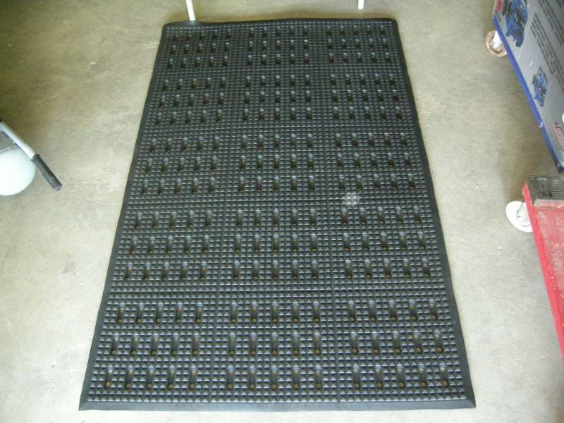lot 111 image: 3x5 Rubber Anti-fatigue Floor Mat