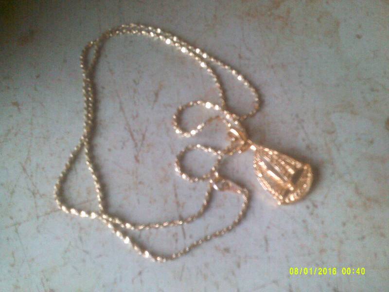 lot 7 image: GOLD SAILBOAT NECKLACE