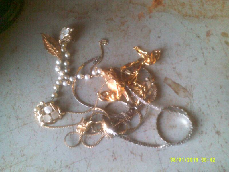 lot 8 image: GOLD AND SILVER JEWLERY
