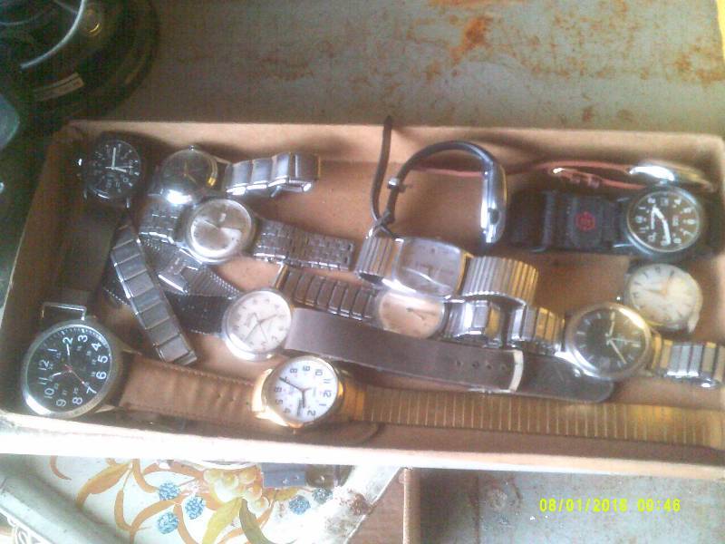 lot 9 image: 14 WATCHES