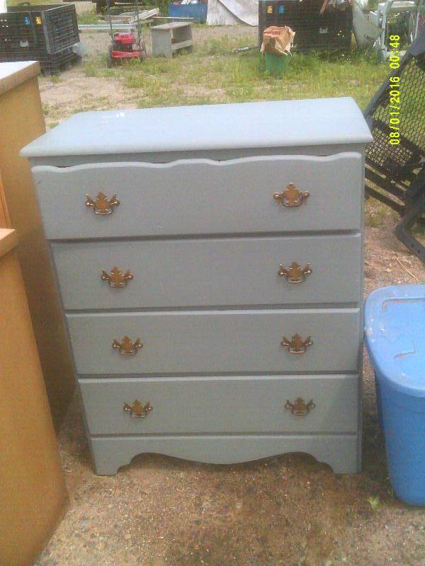 lot 10 image: VINTAGE DRESSER