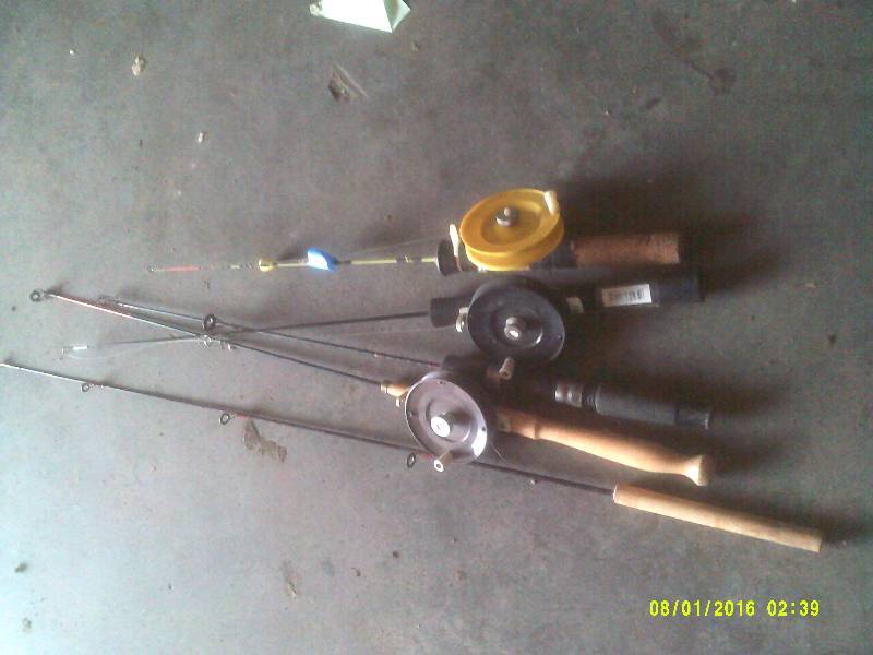 lot 17 image: 5 ICE FISHING RODS