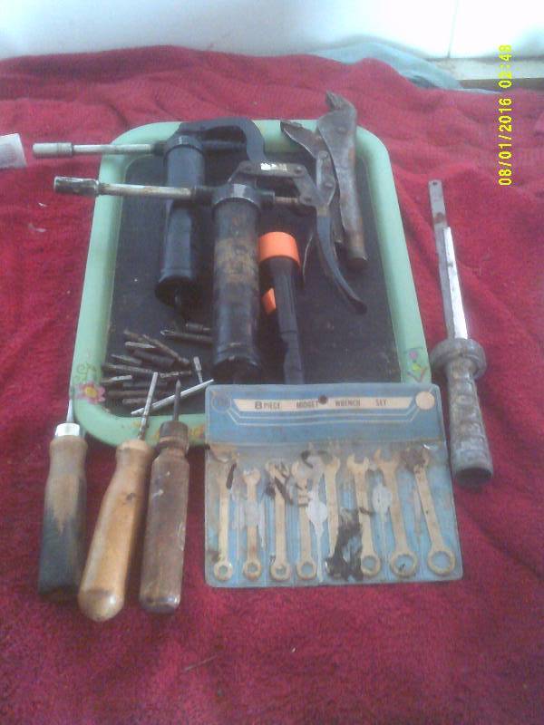 lot 18 image: HAND TOOLS AND SCREW DRIVER BITS
