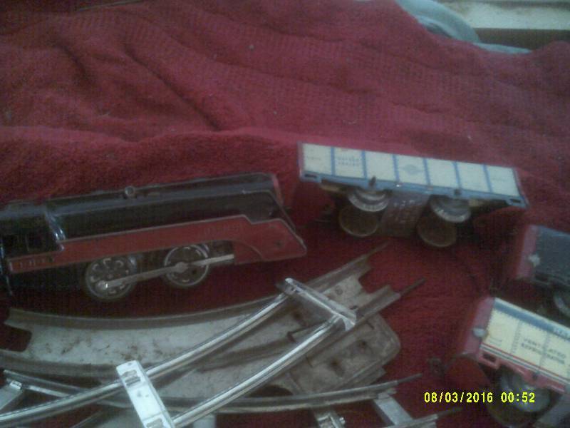 lot 22 image: ANTIQUE ALL METAL HAFNER TRAIN SET