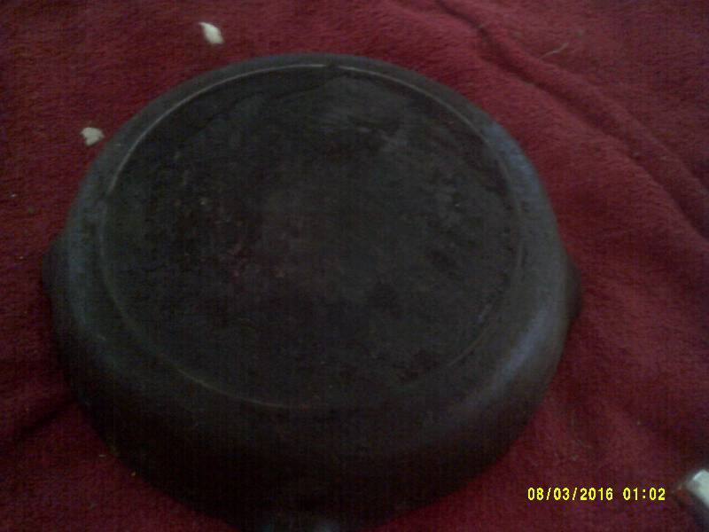 lot 24 image: ANTIQUE CAST IRON FRYING PAN