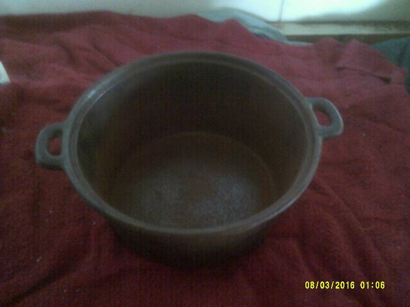 lot 26 image: ANTIQUE 7.5 QUART CAST IRON BOUYA POT