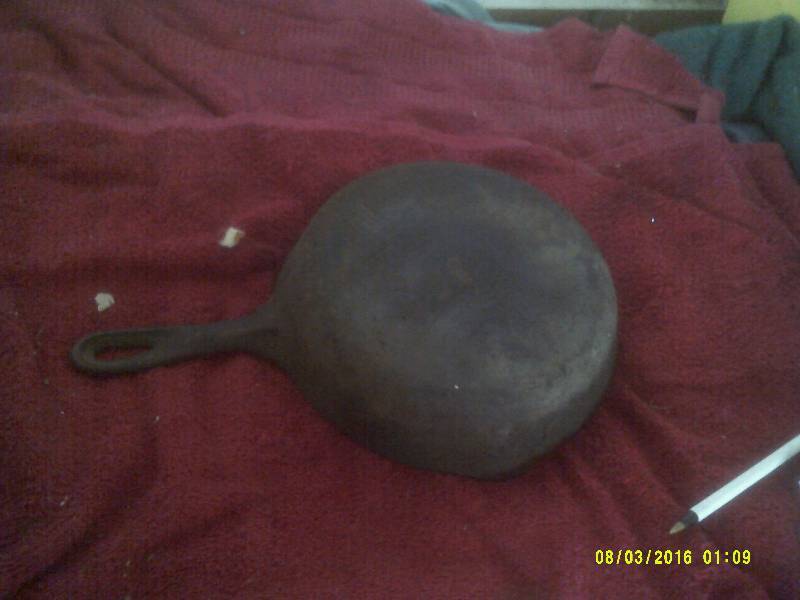 lot 27 image: ANTIQUE CAST IRON PAN