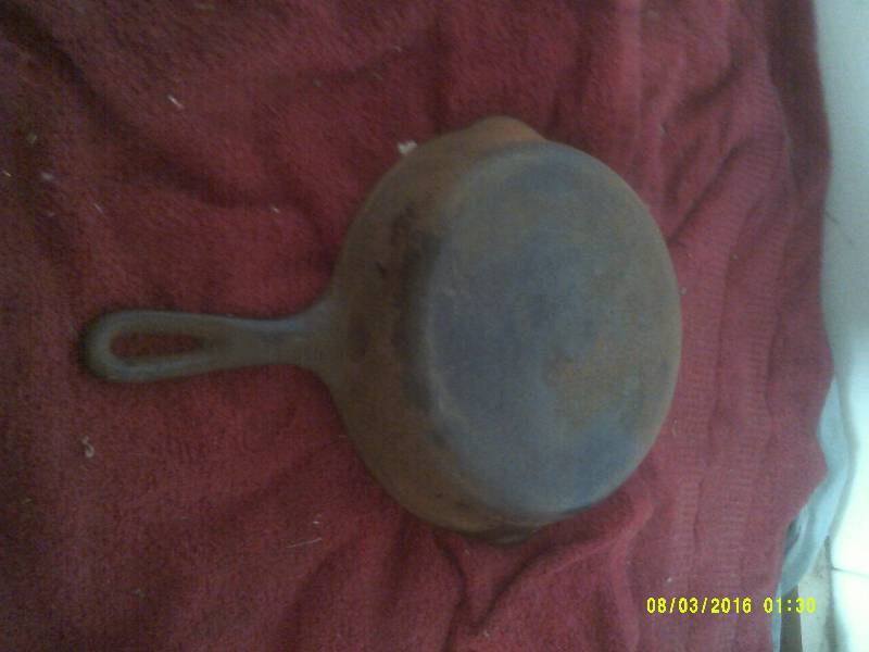 lot 28 image: NUMBER 6 ANTIQUE CAST IRON PAN