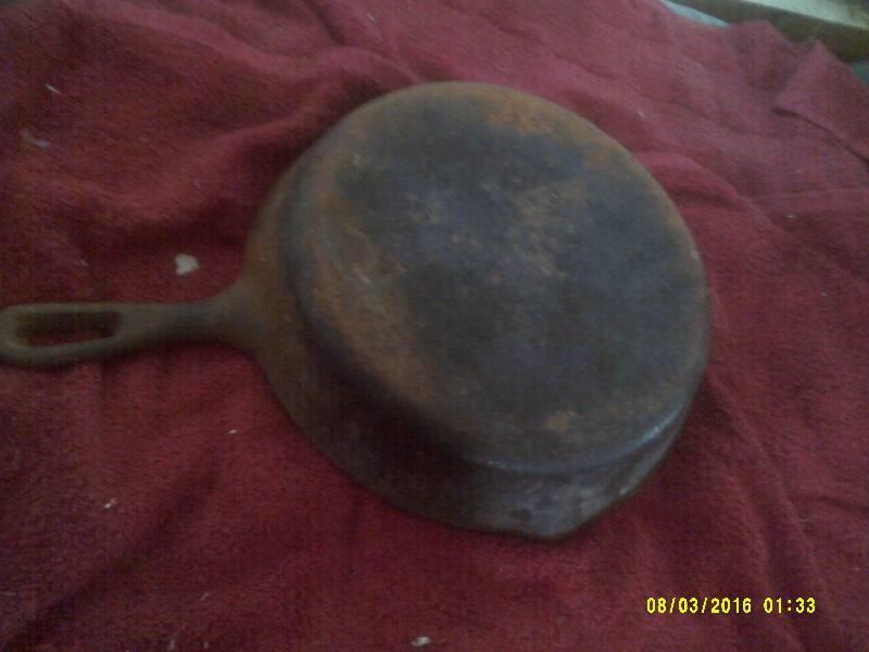 lot 29 image: ANTIQUE CAST IRON FRYING PAN