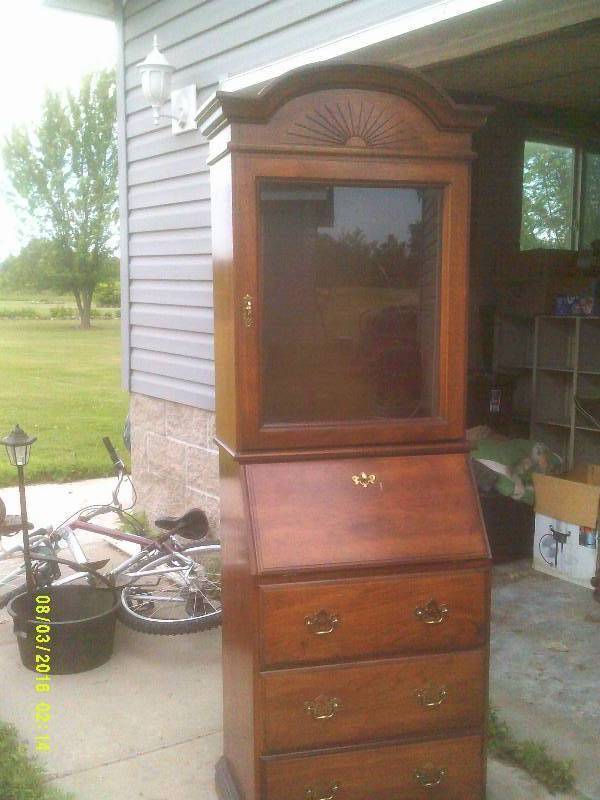 lot 31 image: VINTAGE HARD WOOD TIERED CURRIO CABNET