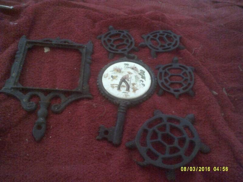 lot 43 image: VINTAGE CAST IRON TRIVETS
