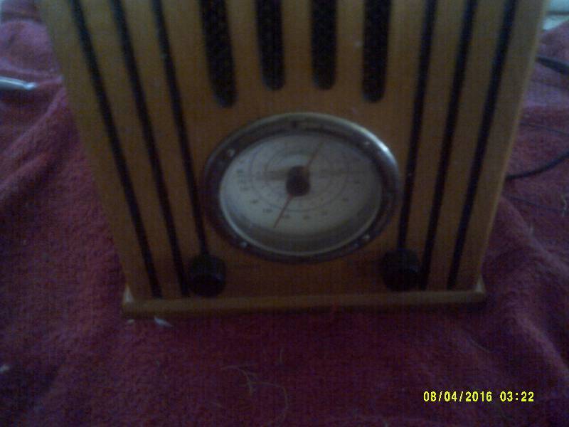lot 45 image: COLLECTIBLE CLASSIC COLLECTORS RADIO