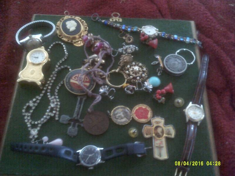 lot 51 image: JEWLERY AND WATCHES